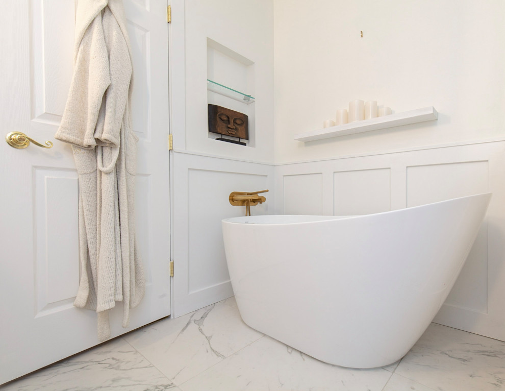 Стильный дизайн: маленькая ванная комната в классическом стиле с фасадами в стиле шейкер, белыми фасадами, отдельно стоящей ванной, угловым душем, раздельным унитазом, белой плиткой, керамической плиткой, белыми стенами, полом из керамической плитки, врезной раковиной, столешницей из искусственного кварца, белым полом, душем с распашными дверями, белой столешницей, тумбой под одну раковину и встроенной тумбой для на участке и в саду - последний тренд