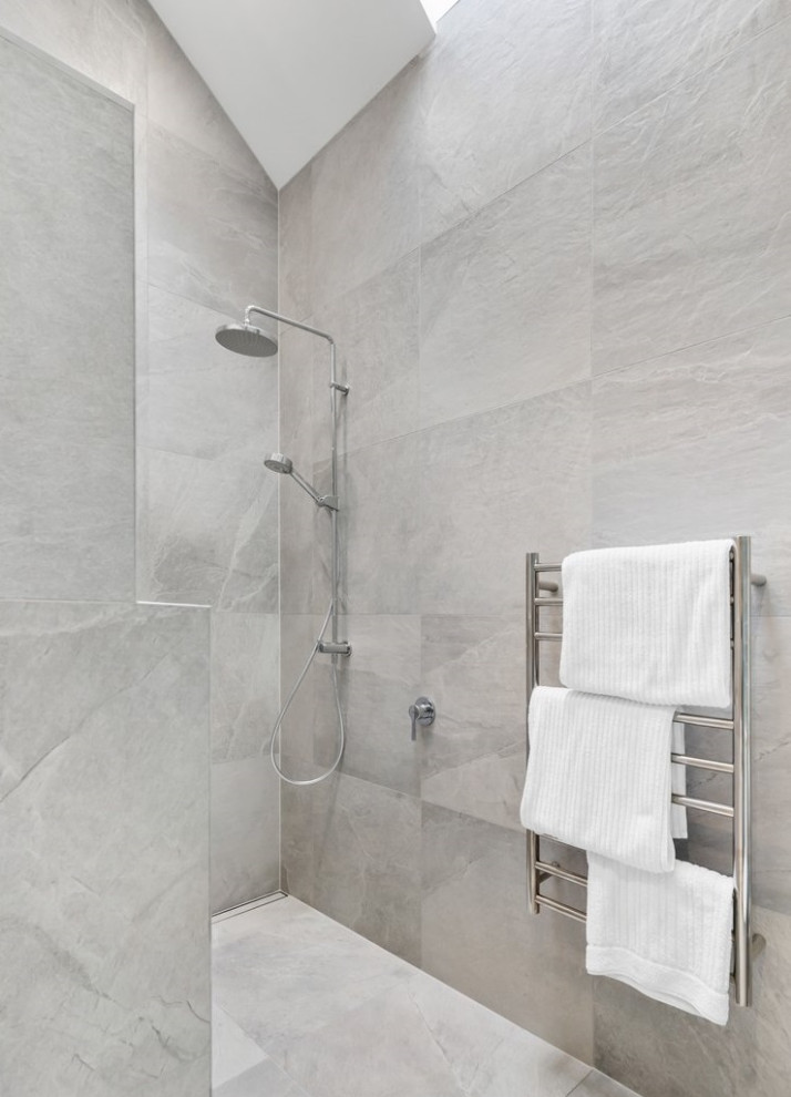 Idéer för stora funkis vitt en-suite badrum, med möbel-liknande, grå skåp, ett fristående badkar, våtrum, en toalettstol med hel cisternkåpa, flerfärgad kakel, stenhäll, blå väggar, klinkergolv i porslin, ett fristående handfat, bänkskiva i kvarts, grått golv och med dusch som är öppen