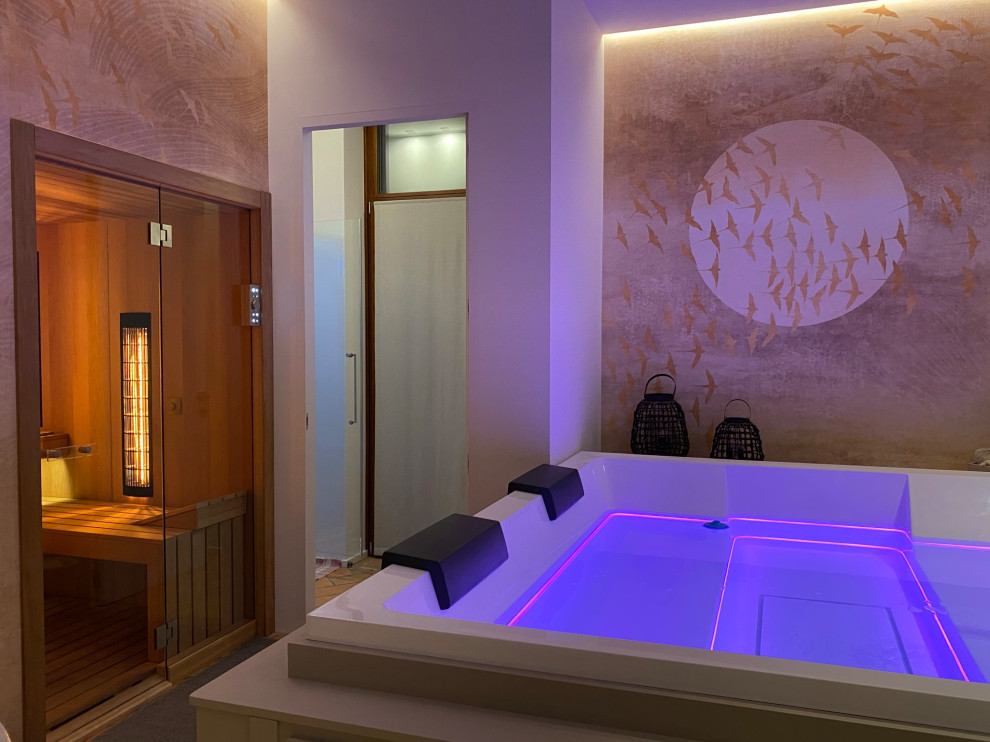 Свежая идея для дизайна: большой хамам: освещение в стиле рустика с стеклянными фасадами, гидромассажной ванной, бежевыми стенами, кирпичным полом, оранжевым полом и обоями на стенах - отличное фото интерьера