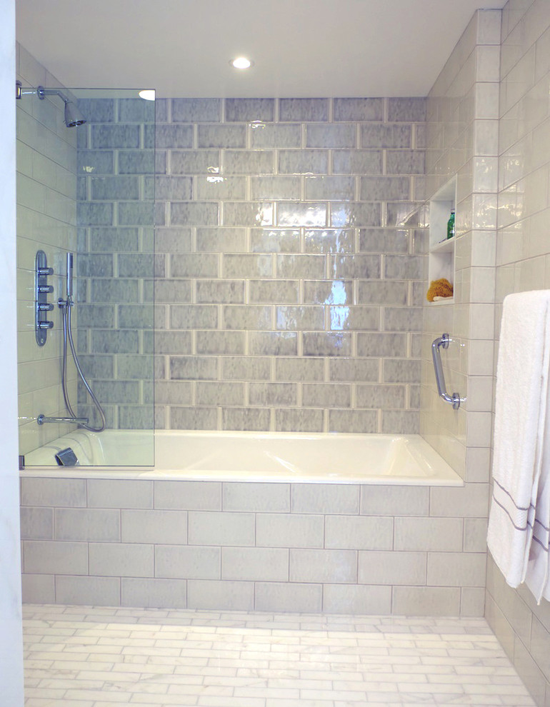 Idéer för mellanstora funkis en-suite badrum, med släta luckor, gröna skåp, ett platsbyggt badkar, en dusch/badkar-kombination, keramikplattor, vita väggar och marmorgolv