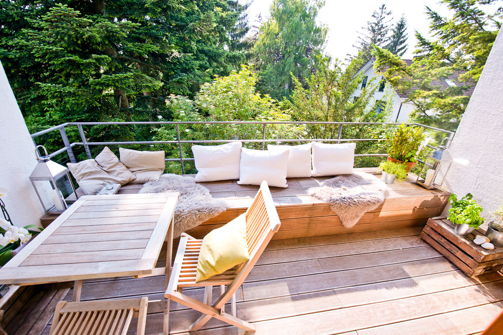 Inspiration for a mid-sized contemporary balcony in Munich with a roof extension.