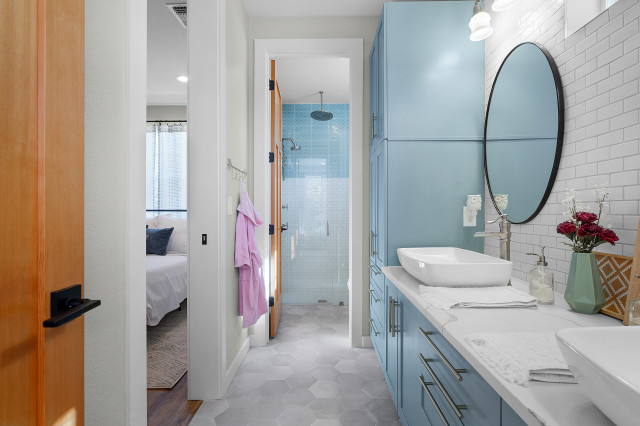 Jack & Jill Bathroom landhausstil-badezimmer