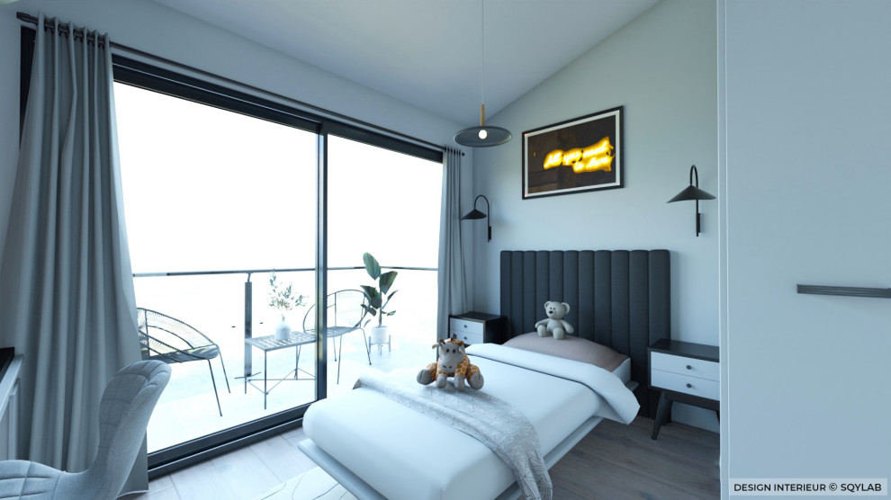 На фото: спальня среднего размера на антресоли в современном стиле с бежевыми стенами, полом из ламината, серым полом и балками на потолке без камина с