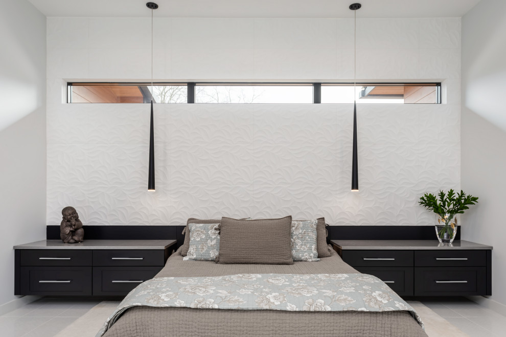 Großes Modernes Hauptschlafzimmer mit weißer Wandfarbe, Keramikboden, weißem Boden und Tapetenwänden in Sonstige