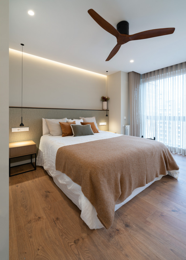 Bedroom - contemporary bedroom idea in Valencia