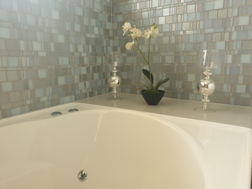 Bild på ett litet funkis vit vitt badrum, med vita skåp, vit kakel, keramikplattor, klinkergolv i porslin, ett fristående handfat, grått golv och dusch med gångjärnsdörr