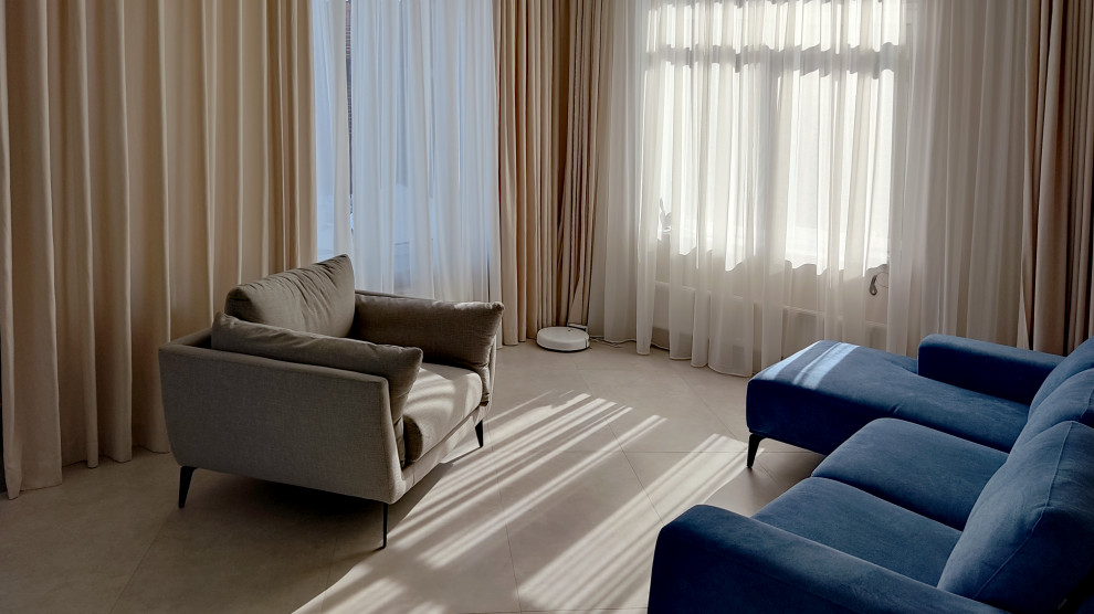Immagine di un soggiorno minimalista con pavimento beige