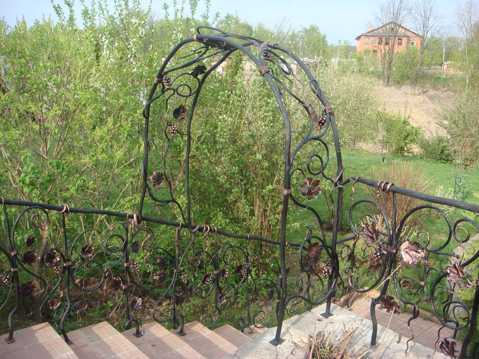 Кованые ограждения в саду, г. Звенигород