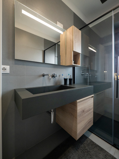 Piccolo bagno essenziale modern-badezimmer