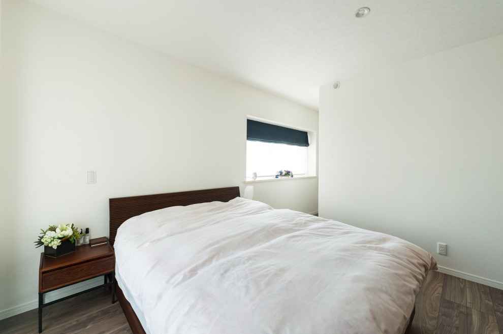 Свежая идея для дизайна: хозяйская спальня в стиле модернизм с белыми стенами, серым полом, потолком с обоями, обоями на стенах и синими шторами - отличное фото интерьера