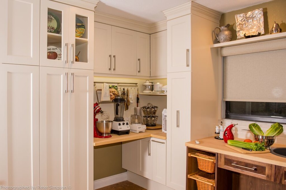 Transitional kitchen photo in Miami