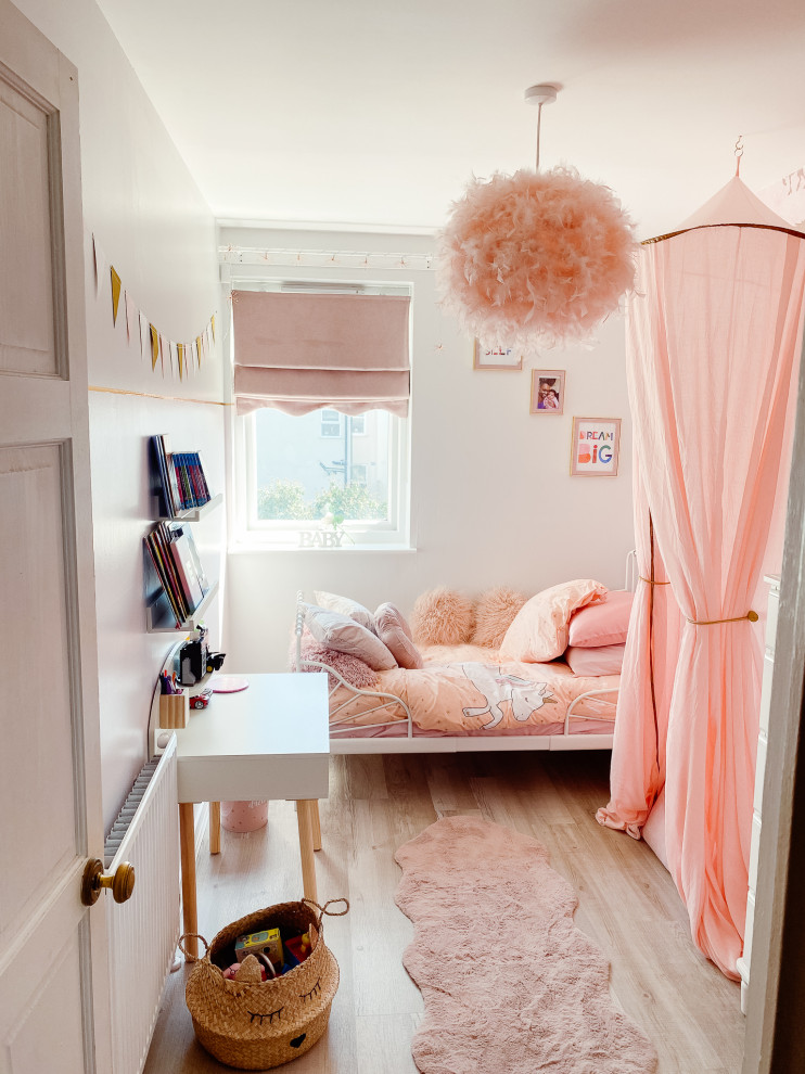 Идея дизайна: маленькая гостевая спальня (комната для гостей) в современном стиле с розовыми стенами, полом из ламината, серым полом, обоями на стенах и акцентной стеной без камина для на участке и в саду