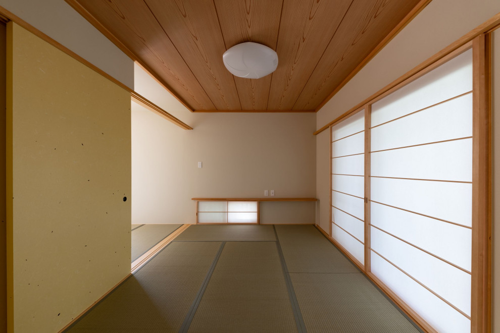 Mittelgroßes Wohnzimmer mit Tatami-Boden, Tapetendecke und Tapetenwänden in Tokio