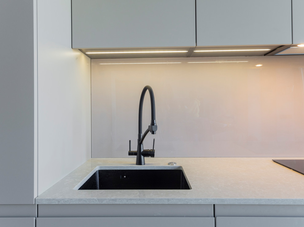 Большая стильная кухня в неоклассическом стиле в светлых тонах