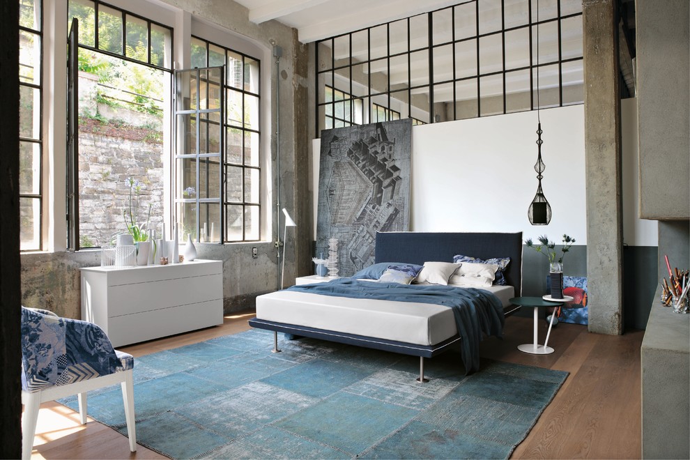 This is an example of an industrial bedroom in Venice.