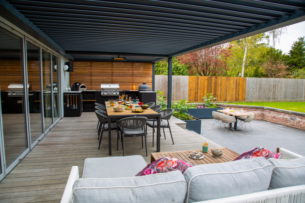 Свежая идея для дизайна: пергола во дворе частного дома среднего размера на заднем дворе в современном стиле с летней кухней и настилом - отличное фото интерьера
