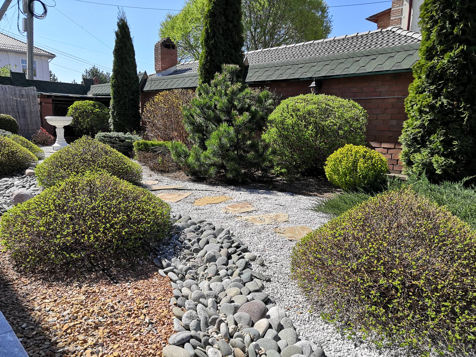 Дворик с поилкой для птиц