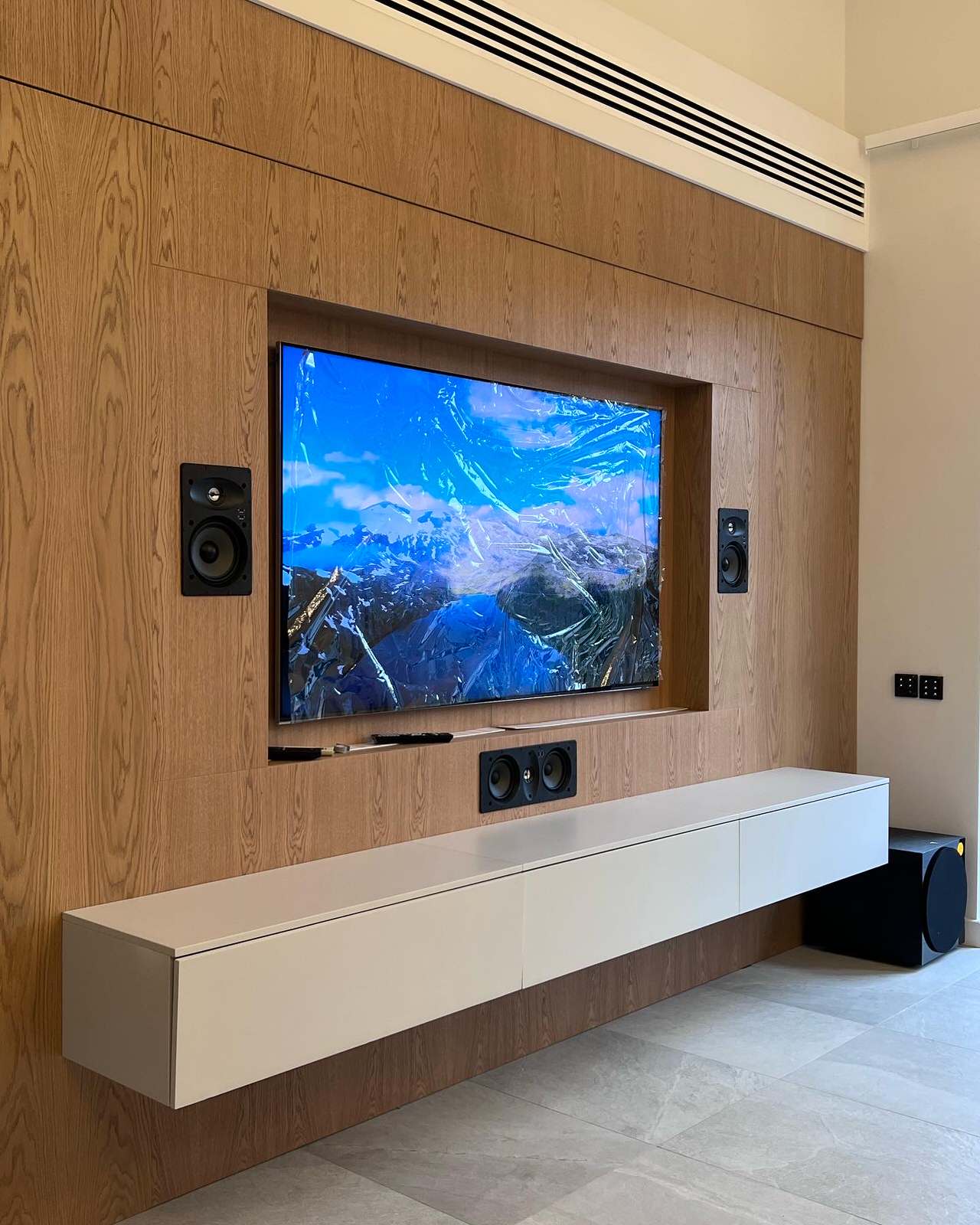 Hybrid home cinema