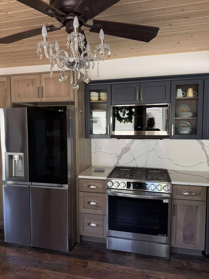 Kitchen - rustic kitchen idea in Chicago