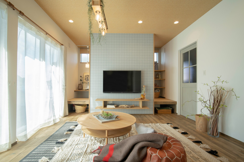 Skandinavisches Wohnzimmer mit weißer Wandfarbe, TV-Wand, Tapetendecke und Tapetenwänden in Sonstige