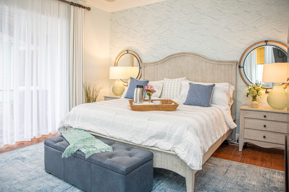 Ejemplo de dormitorio principal marinero grande sin chimenea con paredes multicolor y suelo de madera en tonos medios