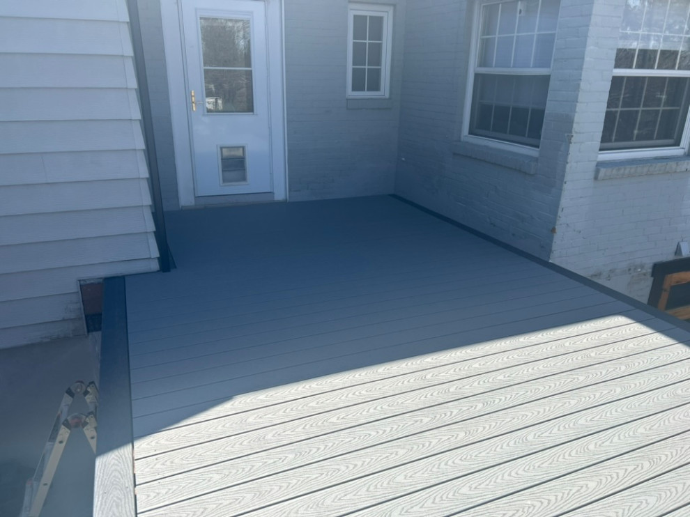 Example of a mid-sized backyard second story deck design in Seattle