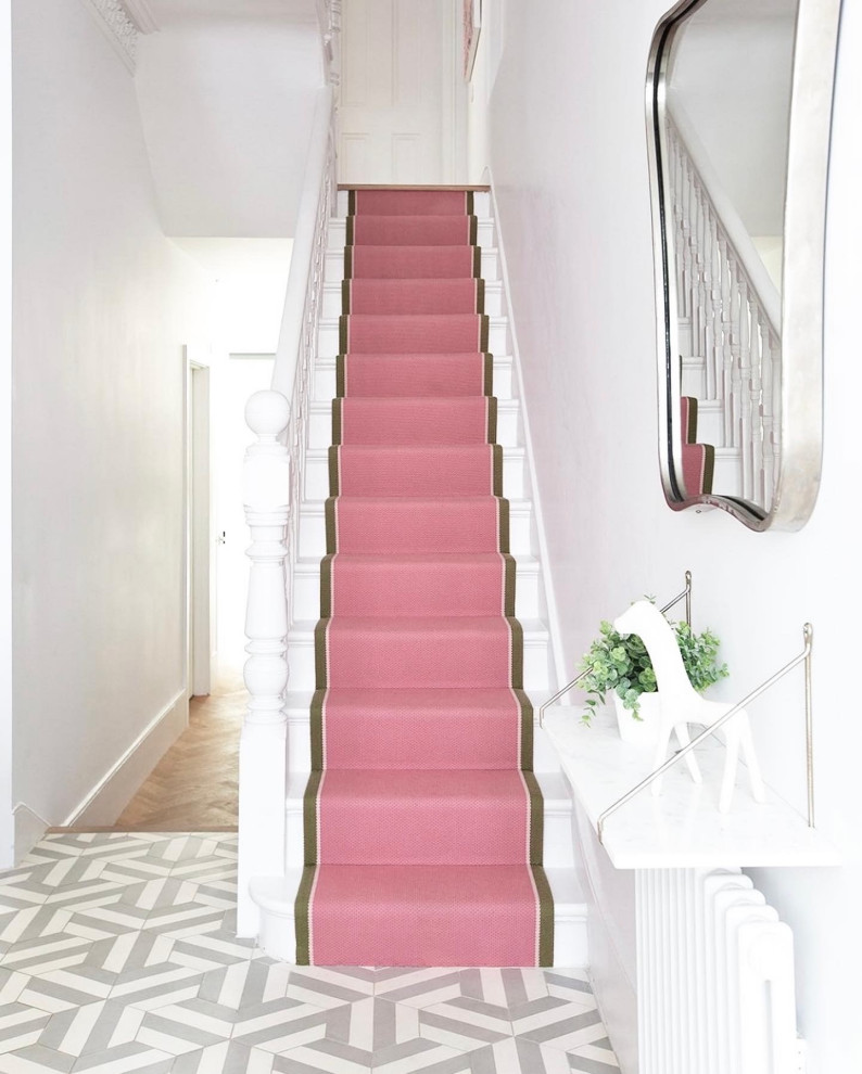 На фото: большая прямая лестница в современном стиле с ступенями с ковровым покрытием, ковровыми подступенками и деревянными перилами с