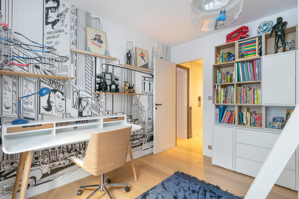 Aménagement d'une chambre d'enfant contemporaine avec un mur blanc, parquet clair, un sol beige et du papier peint.