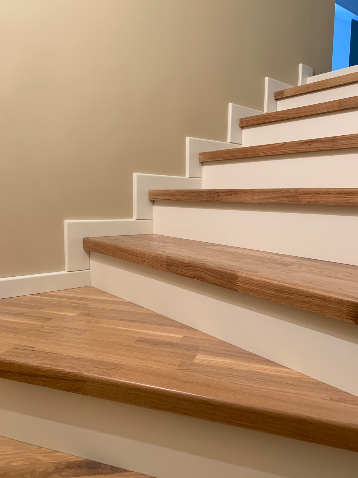 Обшивка бетонной лестницы дубом в таунхаусе ЖК Каскад Парк