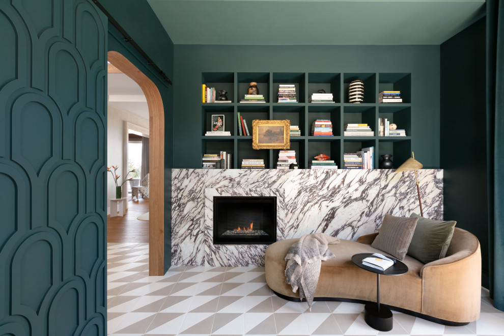 Imagen de salón vintage con suelo de baldosas de porcelana, todas las chimeneas, marco de chimenea de piedra y paredes verdes