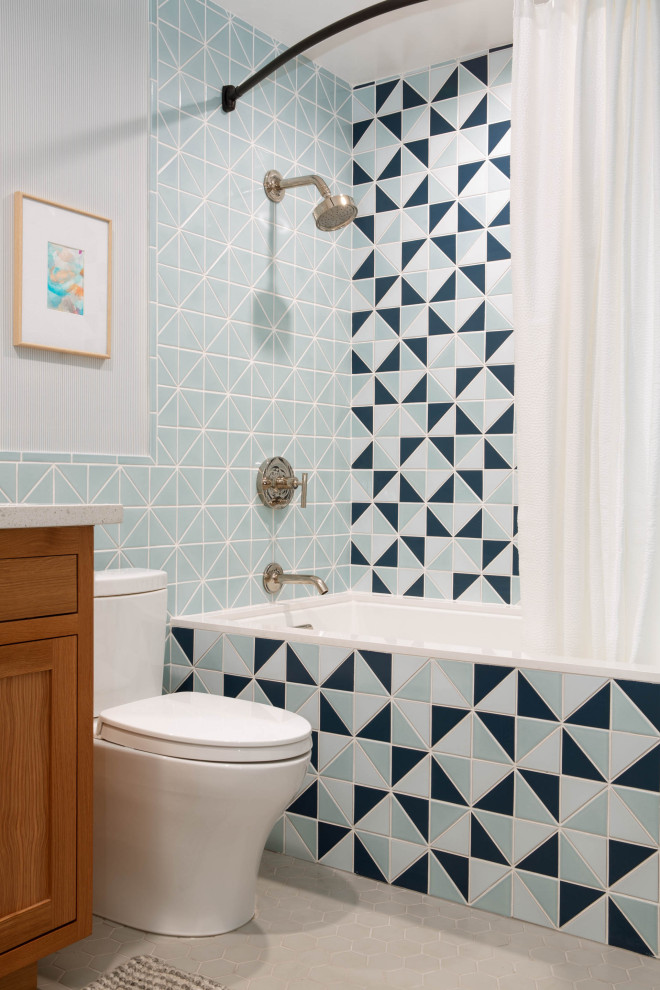 Inspiration för mellanstora klassiska badrum, med ett platsbyggt badkar, blå kakel, keramikplattor, klinkergolv i keramik och grått golv
