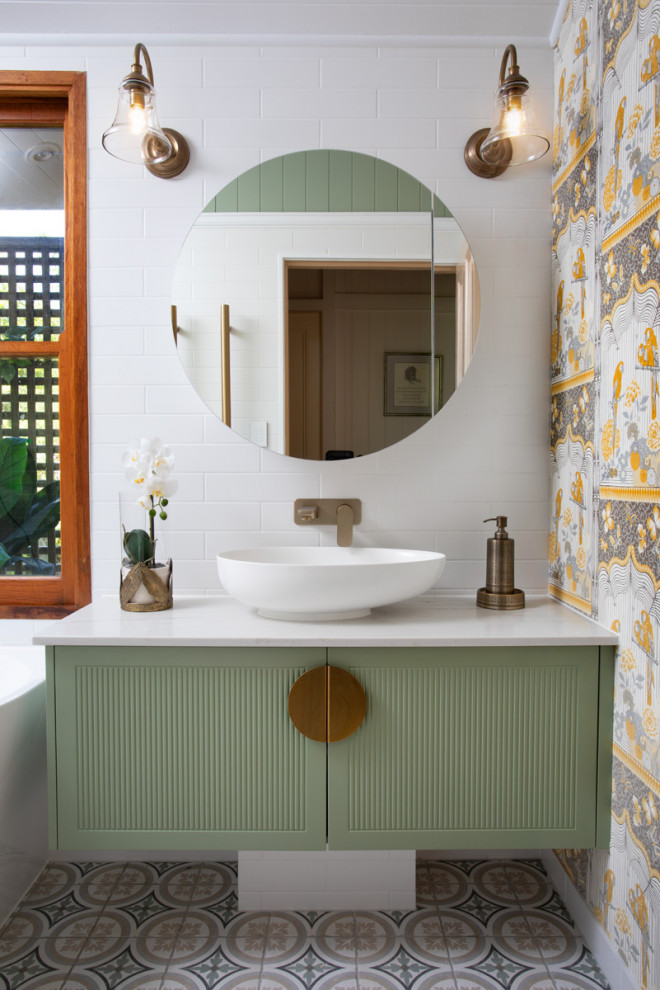 На фото: ванная комната среднего размера в классическом стиле с фасадами в стиле шейкер, зелеными фасадами, угловой ванной, открытым душем, разноцветной плиткой, плиткой кабанчик, разноцветными стенами, полом из керамогранита, настольной раковиной, столешницей из искусственного кварца, разноцветным полом, открытым душем, белой столешницей, сиденьем для душа, тумбой под одну раковину, подвесной тумбой, потолком из вагонки и деревянными стенами с