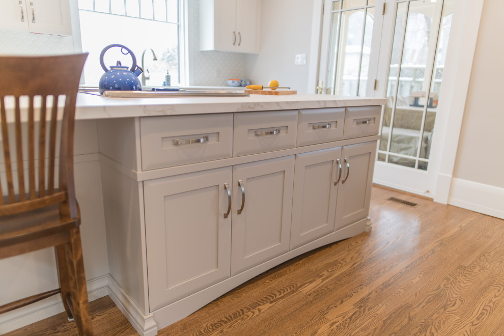 Kitchen - transitional kitchen idea in Toronto