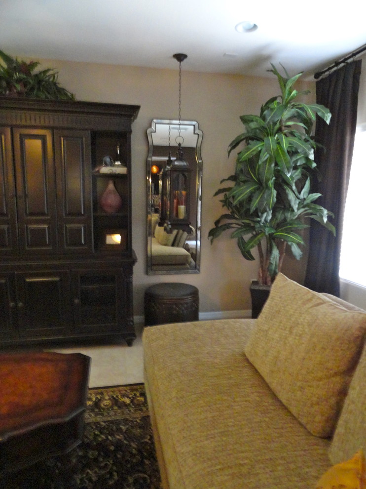 Photo of a traditional family room in Las Vegas.