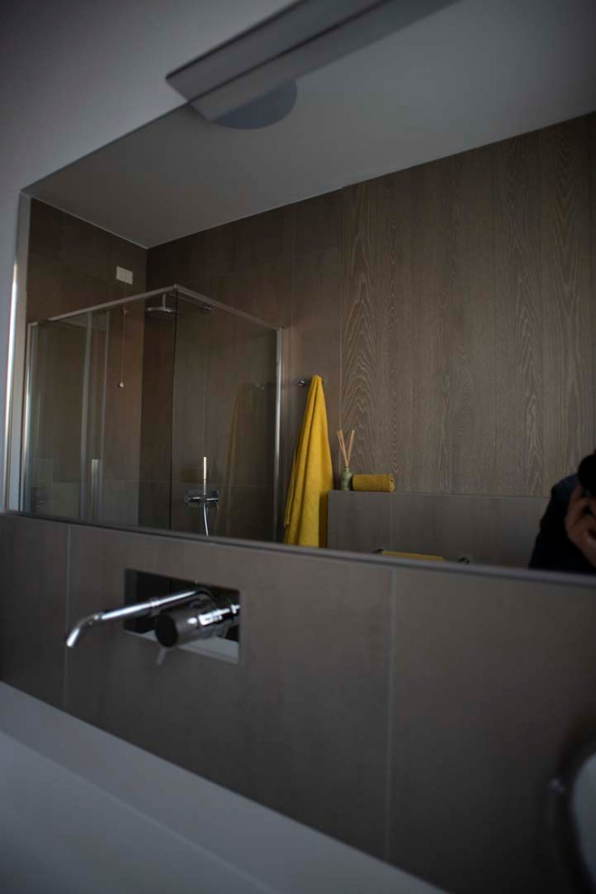 Idées déco pour une salle de bain moderne de taille moyenne avec un mur blanc, un sol en bois brun et un sol marron.