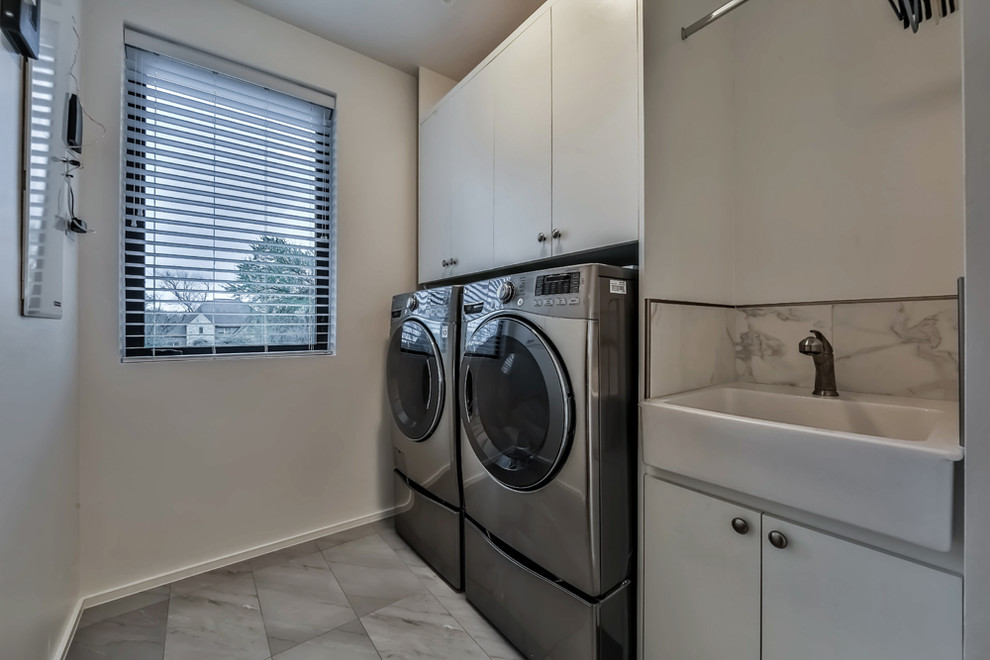 Photo of a modern laundry room in Houston.