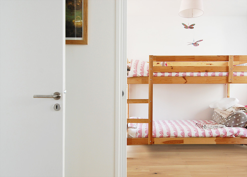 Aménagement de chambre d'enfant for fille With un mur blanc and parquet clair.