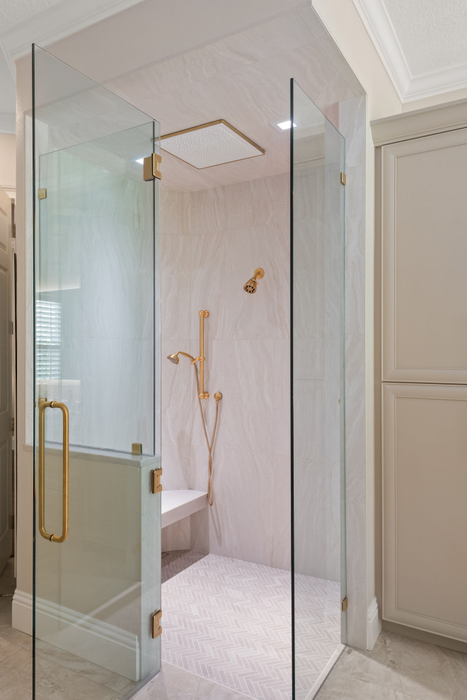 Источник вдохновения для домашнего уюта: большая главная ванная комната в стиле неоклассика (современная классика) с фасадами в стиле шейкер, бежевыми фасадами, отдельно стоящей ванной, душем в нише, унитазом-моноблоком, полом из травертина, врезной раковиной, столешницей из кварцита, бежевым полом, душем с распашными дверями, бежевой столешницей, сиденьем для душа, тумбой под две раковины, встроенной тумбой и потолком из вагонки