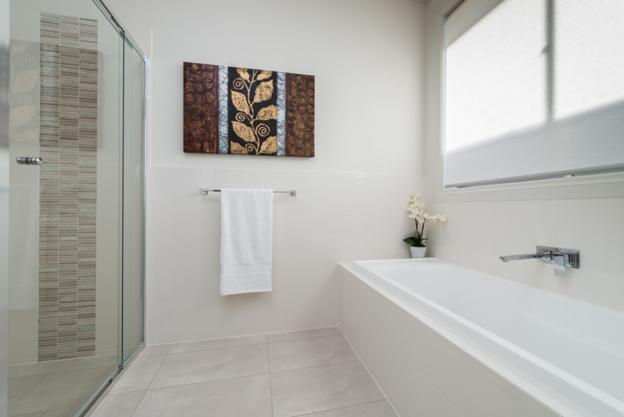 Photo of a mid-sized modern bathroom in Adelaide.