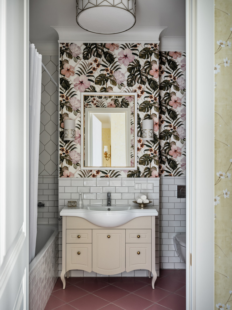 Idéer för mellanstora vintage vitt en-suite badrum, med luckor med infälld panel, beige skåp, ett undermonterat badkar, en dusch i en alkov, en vägghängd toalettstol, vit kakel, keramikplattor, flerfärgade väggar, klinkergolv i porslin, ett nedsänkt handfat, rosa golv och dusch med gångjärnsdörr