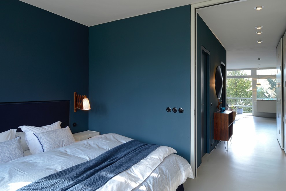 Mid-sized contemporary guest bedroom in Berlin with blue walls, no fireplace, linoleum floors and white floor.