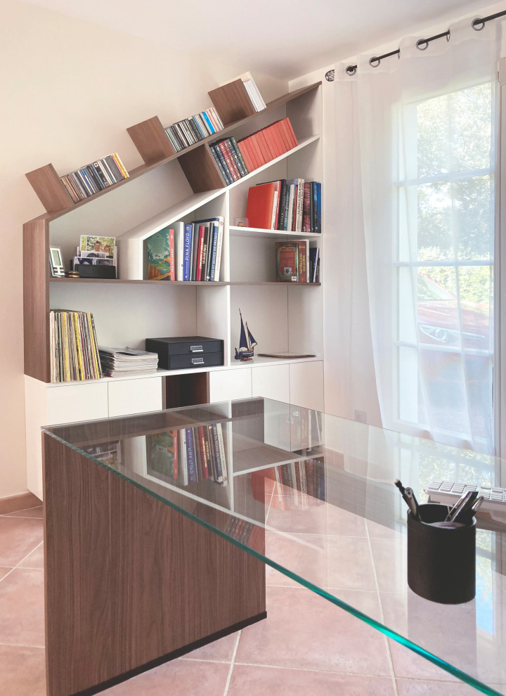 Idéer för mellanstora funkis hemmabibliotek, med ett bibliotek, beige väggar, klinkergolv i keramik, ett fristående skrivbord och rosa golv