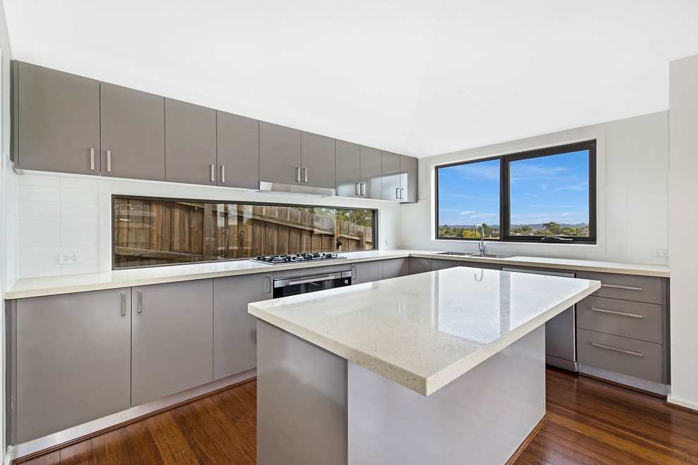 Transitional kitchen in Melbourne.