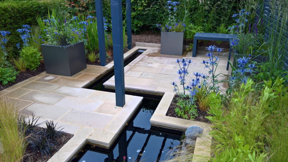 Idées déco pour un petit jardin éclectique avec des pavés en pierre naturelle et une clôture en bois.