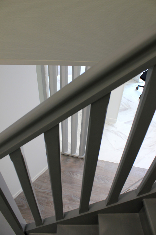 Réalisation d'un escalier peint droit minimaliste avec des marches en bois peint et un garde-corps en bois.