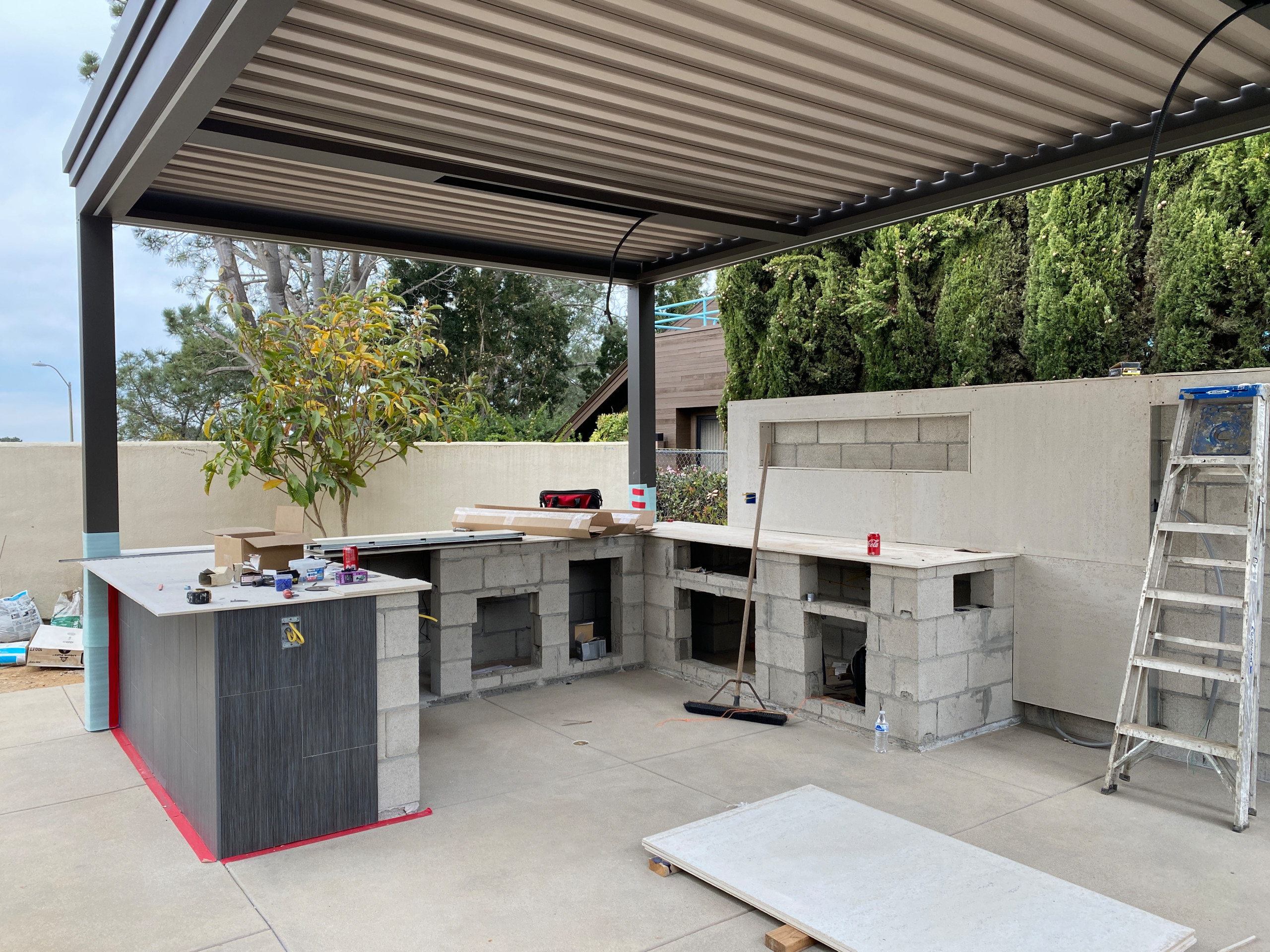 Outdoor Kitchen Island and Backdrop in Del mar