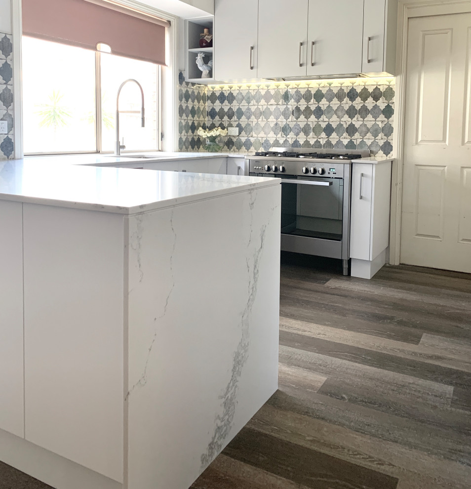 Transitional kitchen in Sydney.