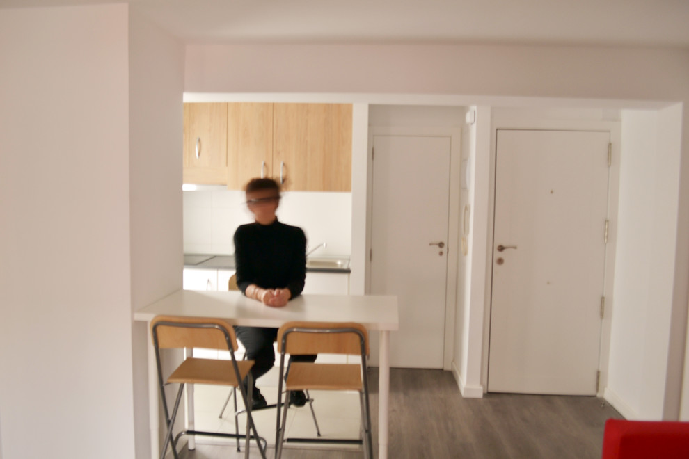 Modelo de comedor clásico renovado pequeño abierto sin chimenea con paredes blancas y suelo de madera en tonos medios