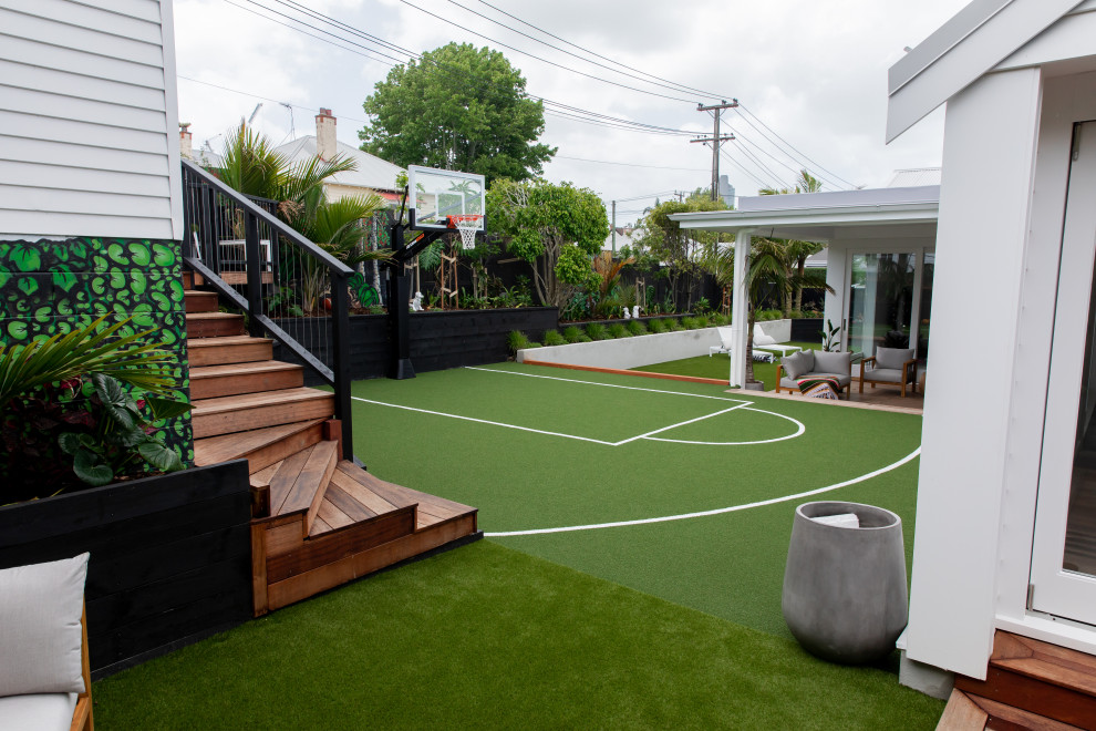 Photo of a mid-sized modern backyard full sun outdoor sport court in Auckland.