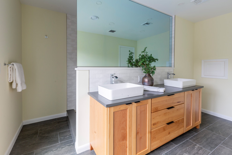 Стильный дизайн: большая главная ванная комната в стиле модернизм с фасадами в стиле шейкер, фасадами цвета дерева среднего тона, открытым душем, раздельным унитазом, белой плиткой, керамогранитной плиткой, желтыми стенами, полом из керамогранита, настольной раковиной, столешницей из искусственного кварца, серым полом, открытым душем, серой столешницей, сиденьем для душа, тумбой под две раковины и напольной тумбой - последний тренд